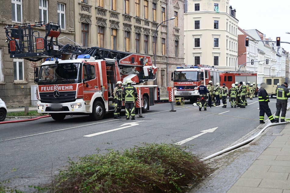 Mit 48 Einsatzkräften war die Feuerwehr vor Ort. In der Rauschwalder Straße beobachteten Anwohner eine starke Rauchentwicklung aus dem Erdgeschoss einer Mehrfamilienwohnung.
