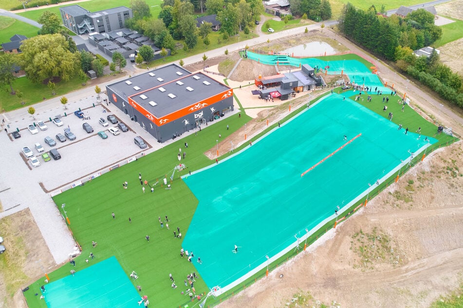 In Dänemark wurde eine ganze Skiarena mit türkisfarbenem Textilschnee aus Chemnitz ausgestattet.
