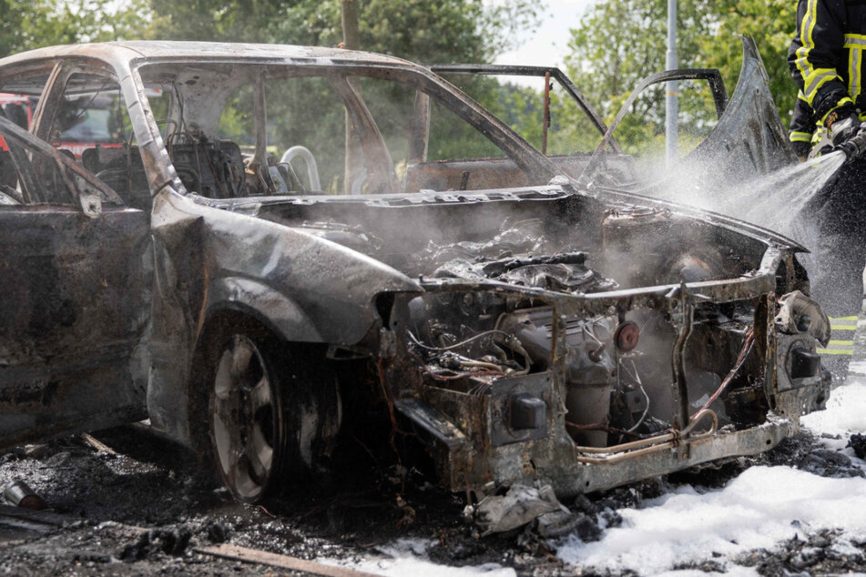 Chemnitz: Feuerwehreinsatz in Freiberg: Mazda brennt komplett aus