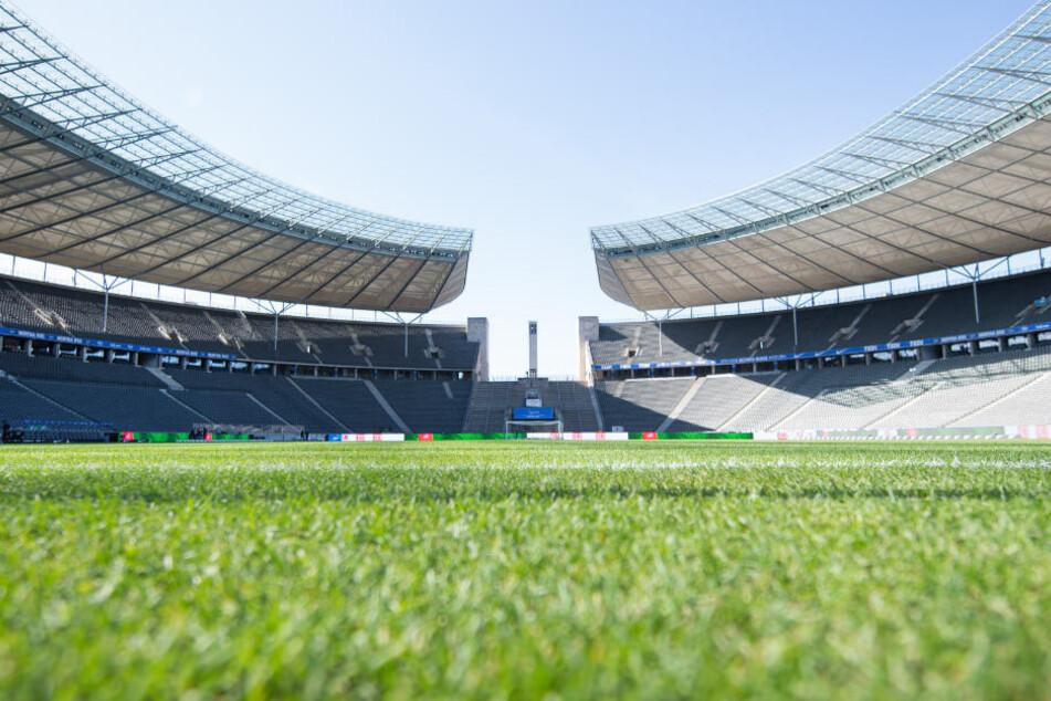 Ein Blick in das leere Olympiastadion Berlin. Nach dem Einstieg von betway bei Hertha BSC wird bald die Bandenwerbung des Sportwettenanbieters die Spielstätte zieren.