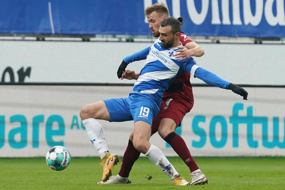 Nürnbergs Asger Sörensen (r.) gegen Serdar Dursun: Darmstadts Top-Torjäger hatte einen schweren Stand gegen die Club-Abwehr.
