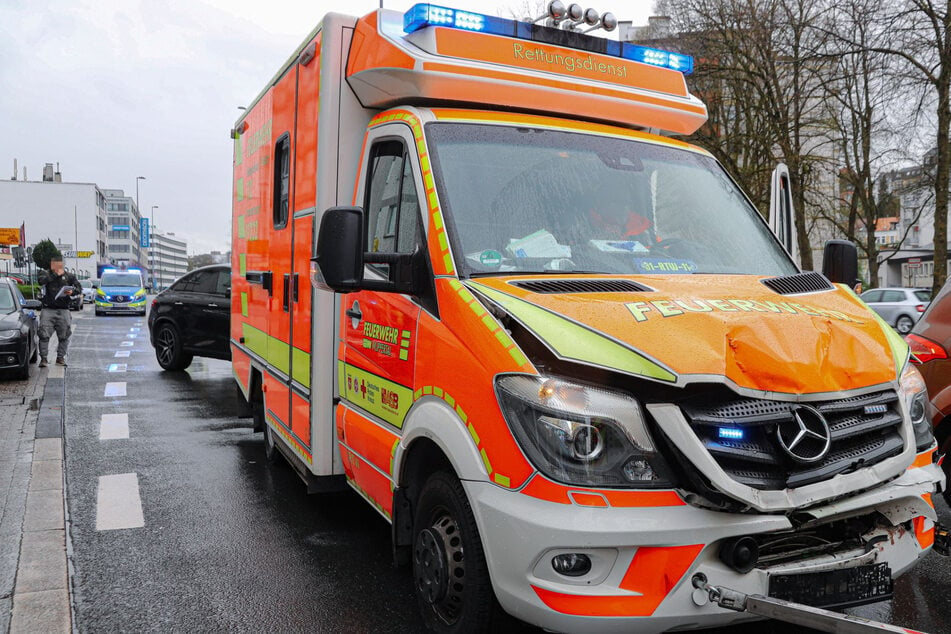 Der Rettungswagen wurde bei dem Unfall stark beschädigt. Er wurde abgeschleppt und zur Hauptwache der Wuppertaler Feuerwehr gebracht.