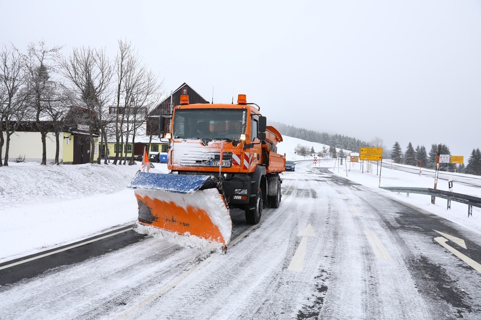 In Oberwiesenthal ist der Winterdienst unterwegs.