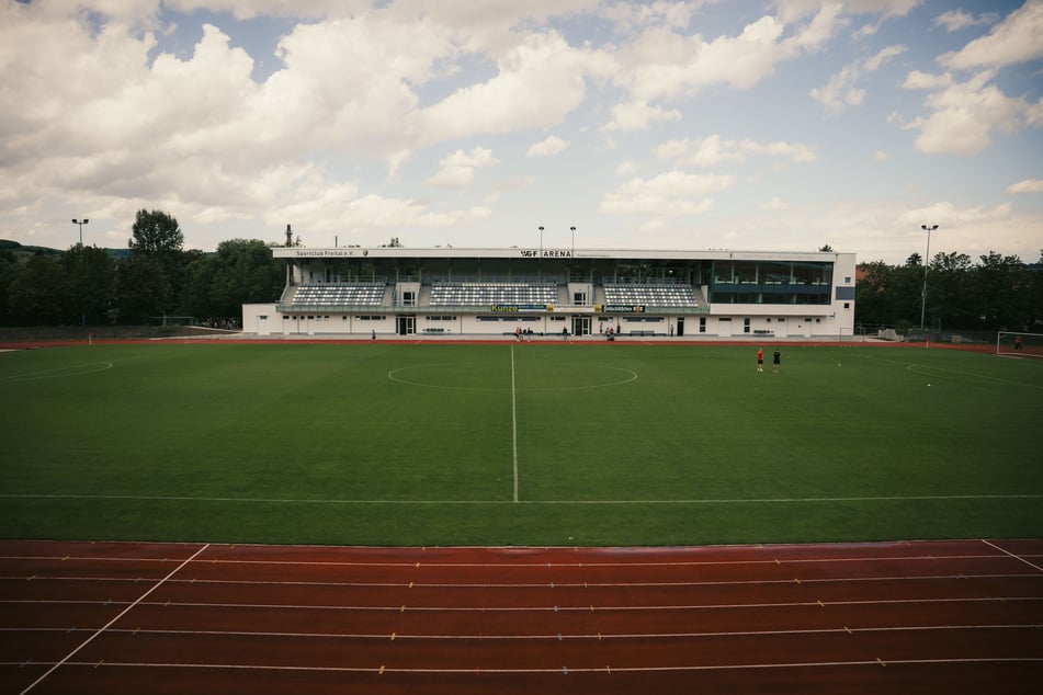 Zwei Stunden vor Spielbeginn war die neue Tribüne in Freitaler Stadion des Friedens noch leer. Das dürfte sich bald ändern.