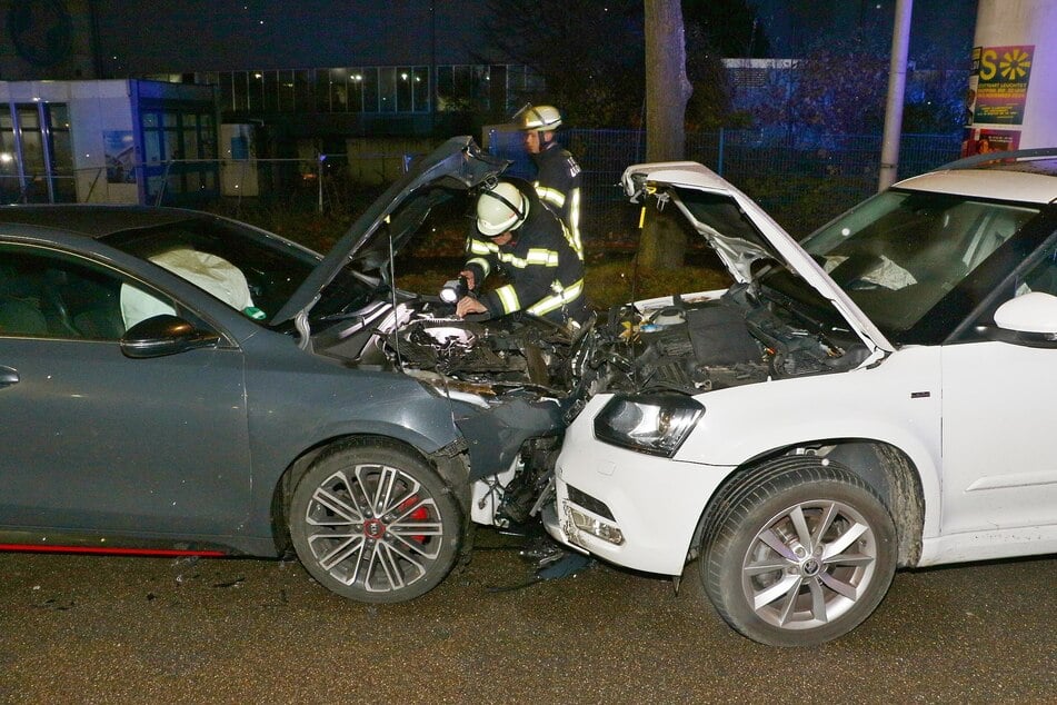 Sowohl der Skoda als auch der Kia wurden bei dem Zusammenstoß schwer in Mitleidenschaft gezogen.