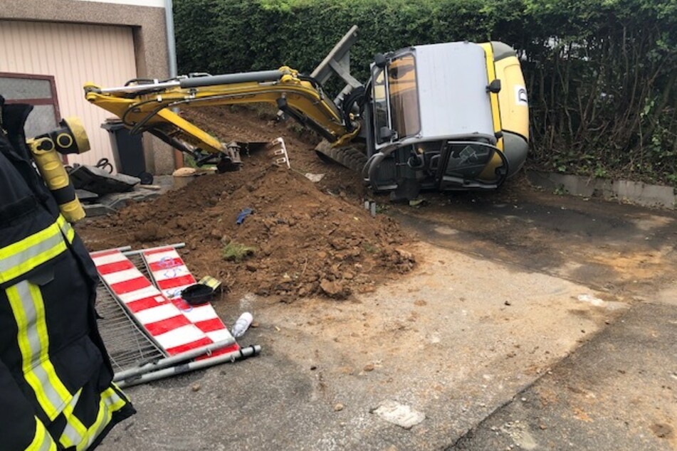 Der umgestürzte Minibagger in Schwelm am Montag.