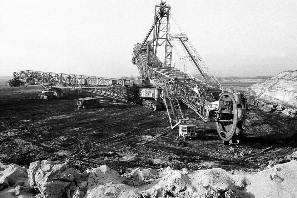 Ein Braunkohlebagger im Tagebau Meuro. Das Foto entstand 1980. Heute kann man dort den Großräschener See bewundern. Im Zuge der IBA entstanden da einladende Terrassen, eine Seebrücke und Wein-Anbauflächen.