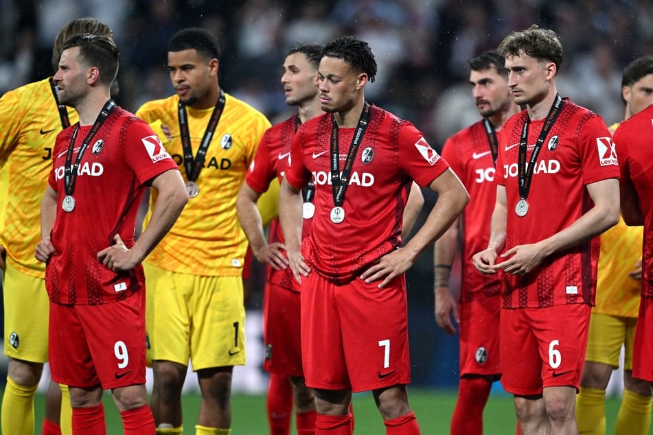 Enttäuschte Gesichter in Istanbul: Der SC Freiburg muss sich mit der Silbermedaille begnügen.