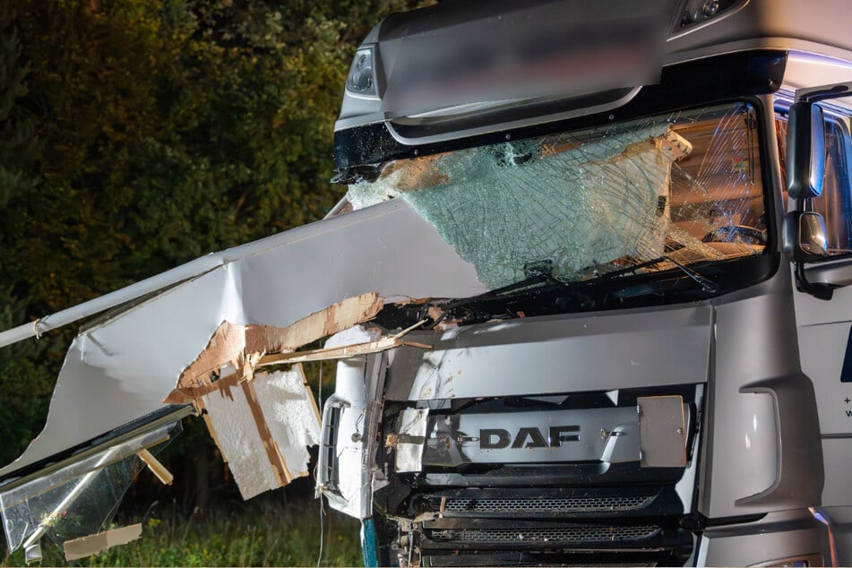 Ein Trümmerteil ragt aus dem Führerhaus des Lkws. Der Fahrer wurde wie durch ein Wunder nur leicht verletzt.