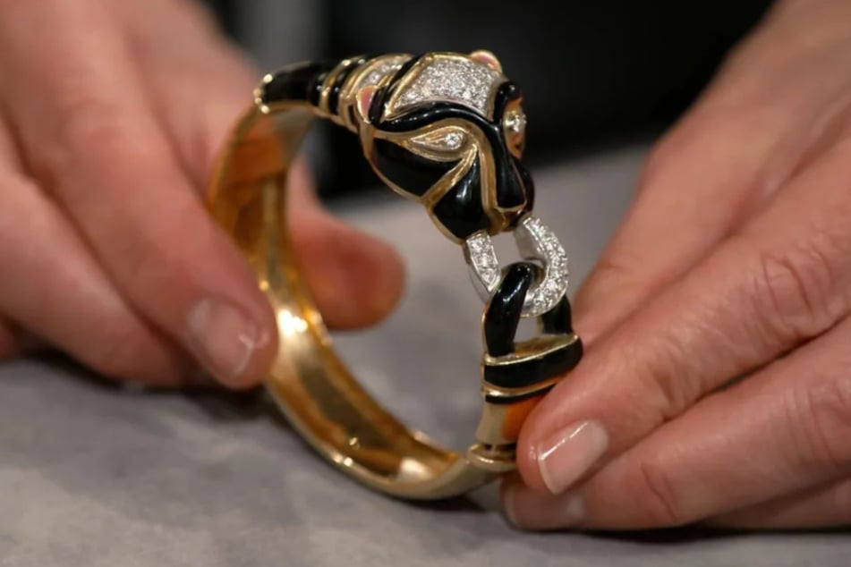 Der zweifarbige Pantherkopf aus schwarzer Emaille und Gold, der zudem mit 58 Brillanten verziert ist, stammt ursprünglich aus Italien.
