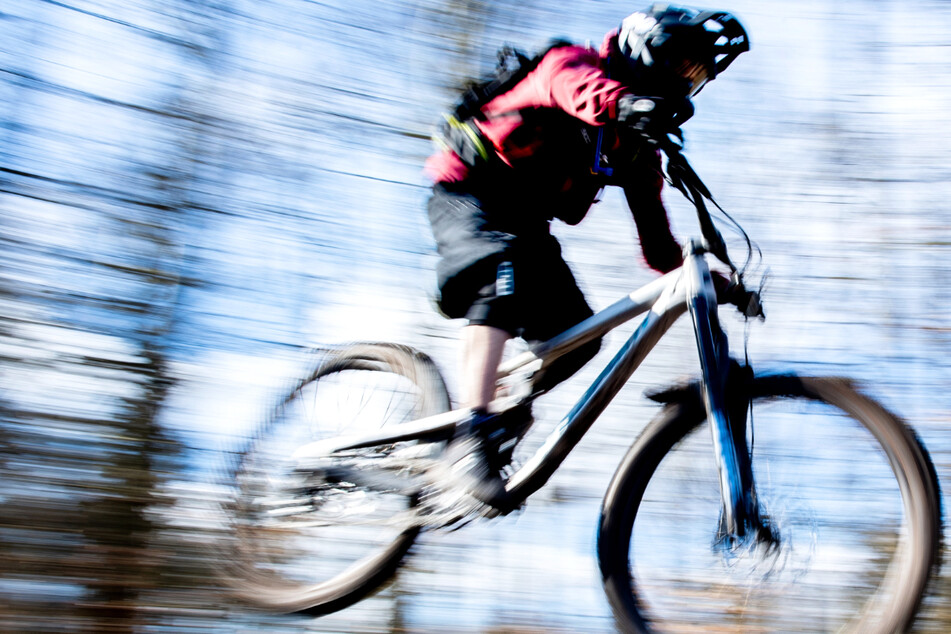 Bei einer Downhill-Fahrt in Darmstadt wurde ein junger Mountainbiker (12) schwer verletzt (Symbolbild).