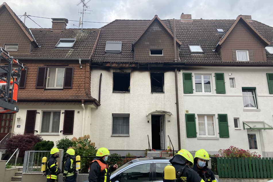 Rund 50 Einsatzkräfte mehrerer Feuerwehren aus Frankfurt am Main waren bei dem Brand im Einsatz.