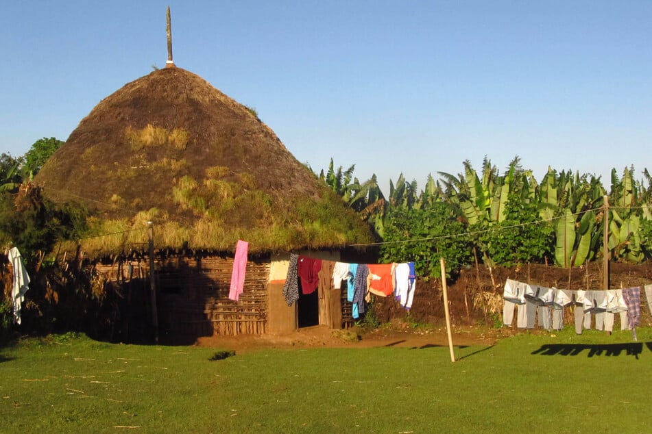 Rundhütte mit Wäscheleine: In den dunklen Behausungen von Tula geht jetzt ein Licht auf. Vor dieser Hütte bauen Hahn und seine Begleiter jedes Jahr ihre Zelte auf. "Die Leine haben wir mitgebracht. Bis dahin trockneten die Dorfbewohner Wäsche, indem sie über Hecken gelegt wurde."