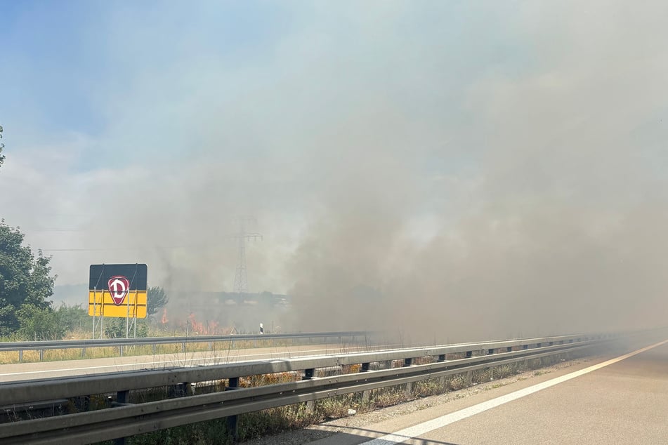 Dichter Rauch hüllte die Autobahn zeitweise ein.