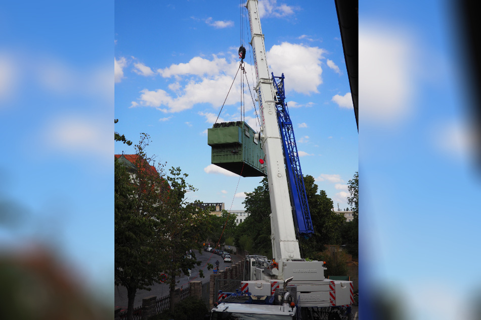 Der schwere Elefanten-Container musste mit einem Kran gehoben werden.
