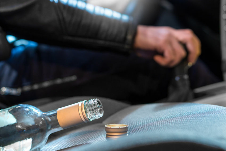 Sturzbetrunkener stößt zweimal gegen besetztes Polizeiauto