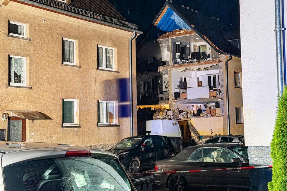 Die zweite zertrümmerte Haus-Fassade in Höhr-Grenzhausen: Zudem kam es in der Region zu Stromausfällen infolge des Unwetters.
