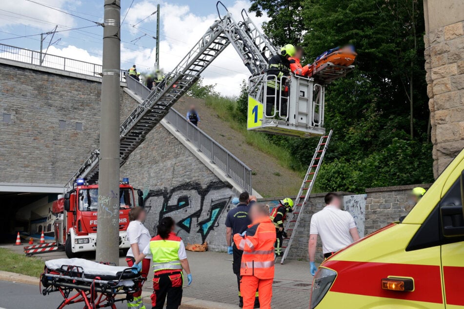 Über eine Drehleiter holte die Feuerwehr den Schwerverletzten vom Viadukt.