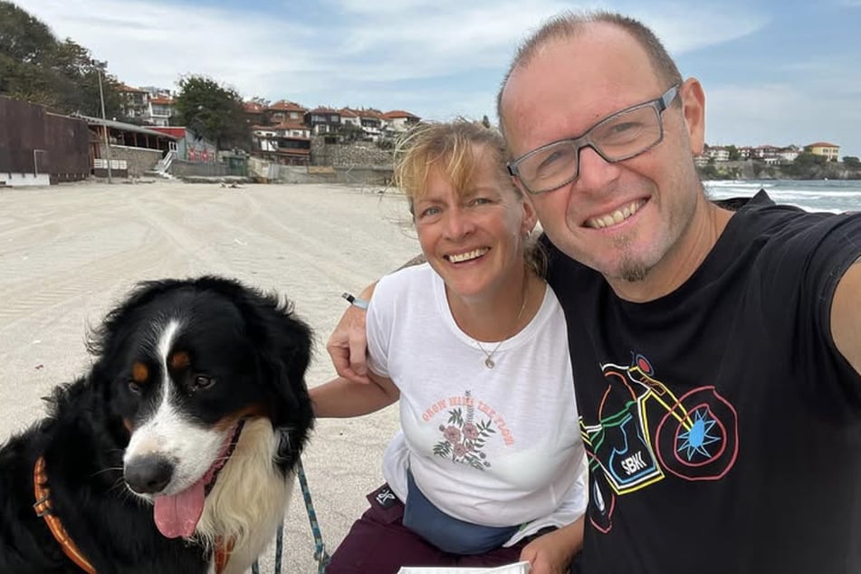 Jana (56) und Heiko W. (59) sind gern mit Hund Milo auf Reisen.