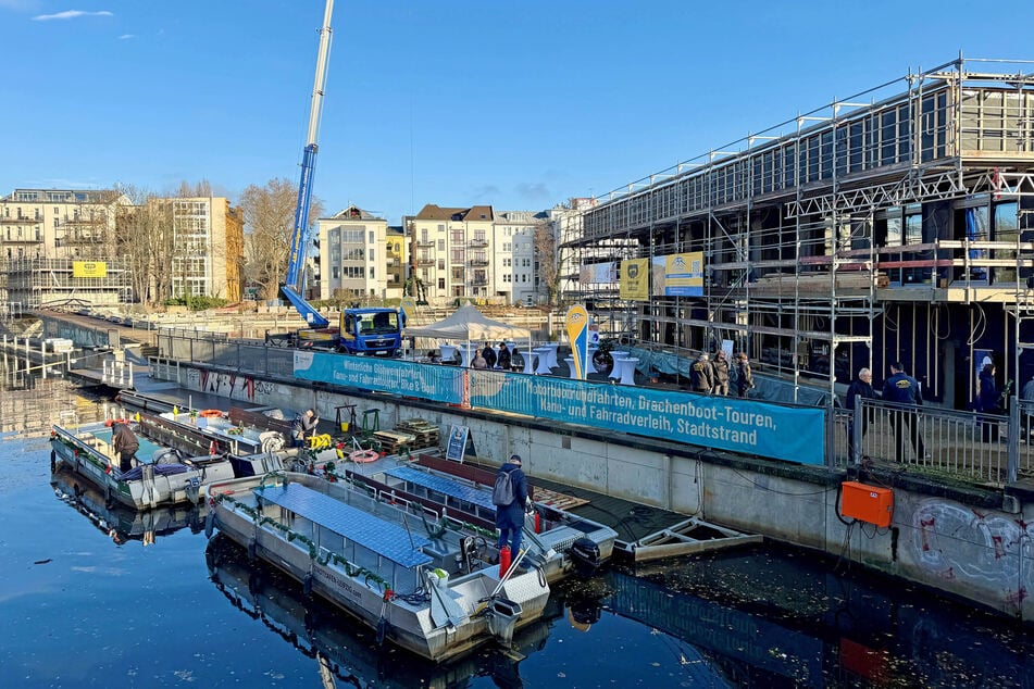 Im zweiten Quartal 2026 sollen Gäste offiziell den neuen Stadthafen nutzen können.