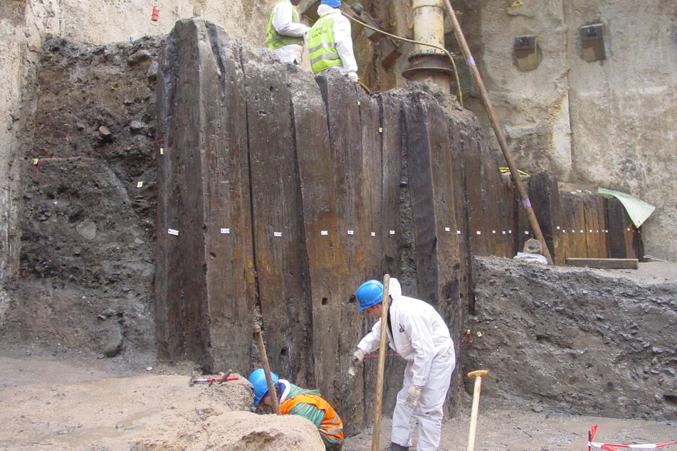Die baugleiche Pfahlwand am Kurt-Hackenberg-Platz vermittelt einen Eindruck, wie groß die Eichenbalken tatsächlich sind. (Archivbild)