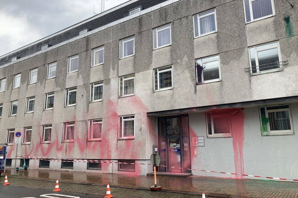 Die Fassade des Dienstgebäudes der Flensburger Polizei wurde mit Farbe beschmiert.