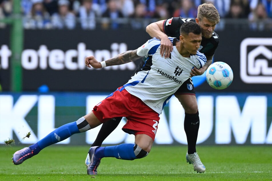 Beim Spiel in Magdeburg muss der HSV auf den gelbgesperrten Top-Torjäger Davie Selke (30, vorne) verzichten.