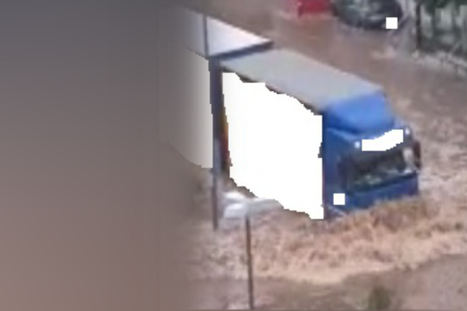 Der Lastwagen bahnte sich am Donnerstag seinen Weg durch die Wassermassen, beschädigt dabei zahlreiche Autos.