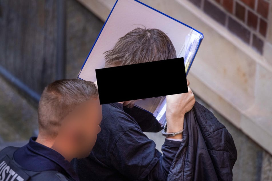 Der angeklagte Antonio T. (40) wurde aus der U-Haft in Leipzig zum Prozess nach Zwickau gebracht.