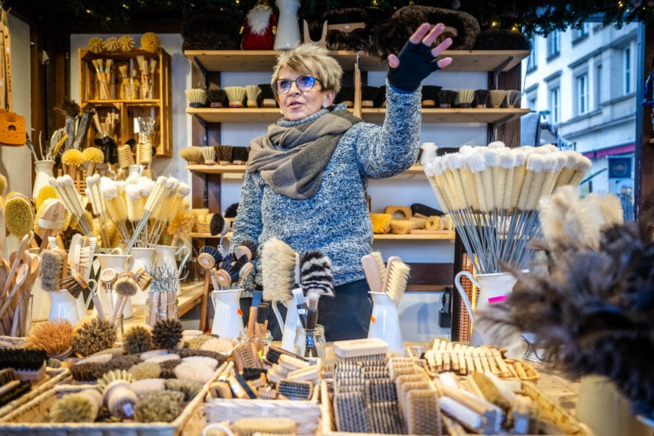 Bürstenverkäuferin Carmen Becher wäre traurig über ein Aus des Mittelaltermarkts.