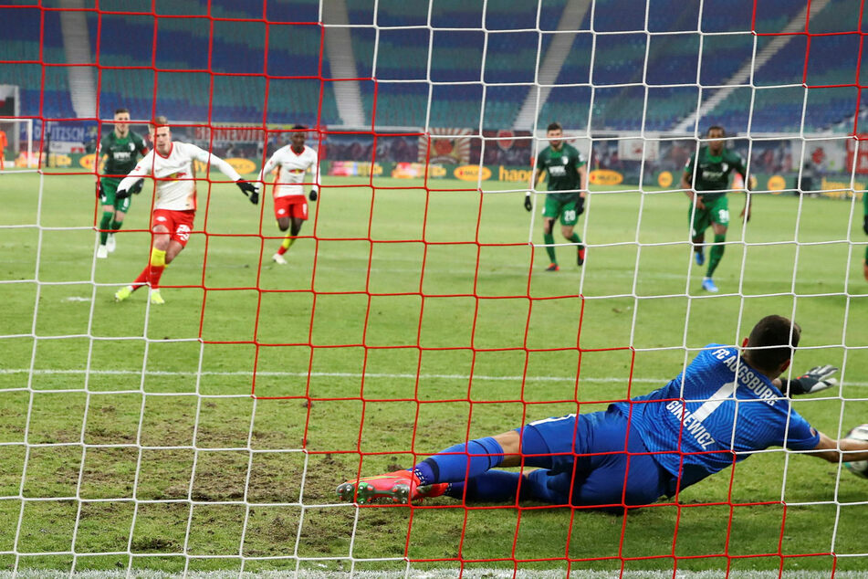 Dani Olmo (22, 2.v.l.) verschoss zwar den ersten Elfmeter, durfte aber nochmals antreten, weil Augsburgs Torhüter Rafal Gikiewicz (33) nicht auf der Torlinie stand.