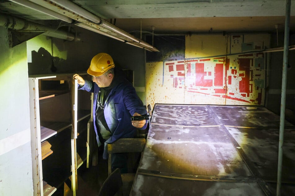 Diese Karte und weiteres Inventar aus dem Bunker will er für das Museum sichern.