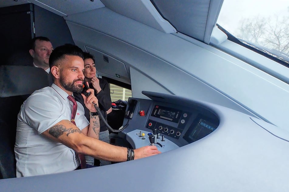 Lokführer Matthias Grün (m.) zeigt Hayali, wie hervorragend ein ICE durch digital ausgestattete Streckenabschnitte kommt. Leider sind nur zwei Prozent des Schienennetzes in Deutschland mit dem ETC (European Train Control System) ausgerüstet.