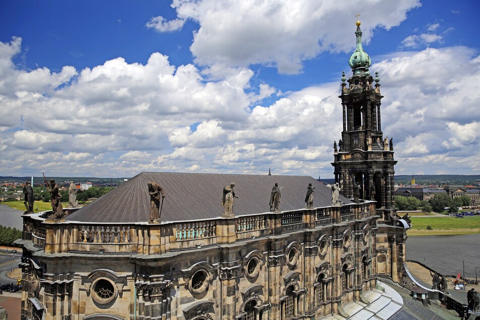 Die Katholische Hofkirche in Dresden, Kathedrale des Bistums Dresden-Meißen, wird durch aktuelle Missbrauchsvorwürfe gegen einen Seelsorger des Bistums in schlechtes Licht gerückt.