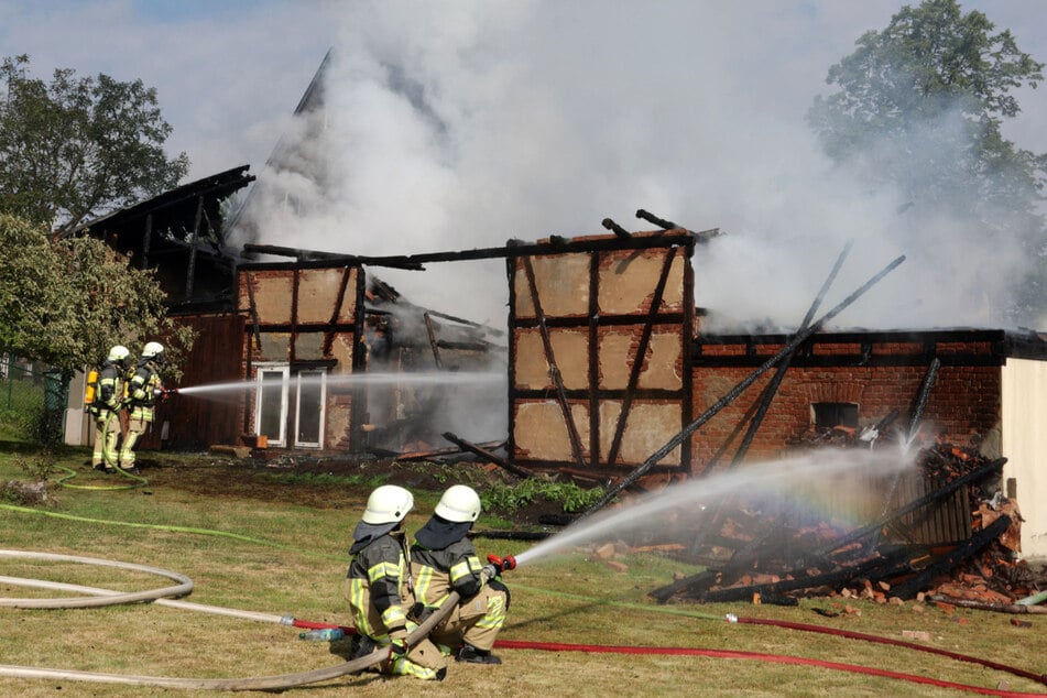 Scheune in Flammen: Großeinsatz der Feuerwehr, Straße voll gesperrt