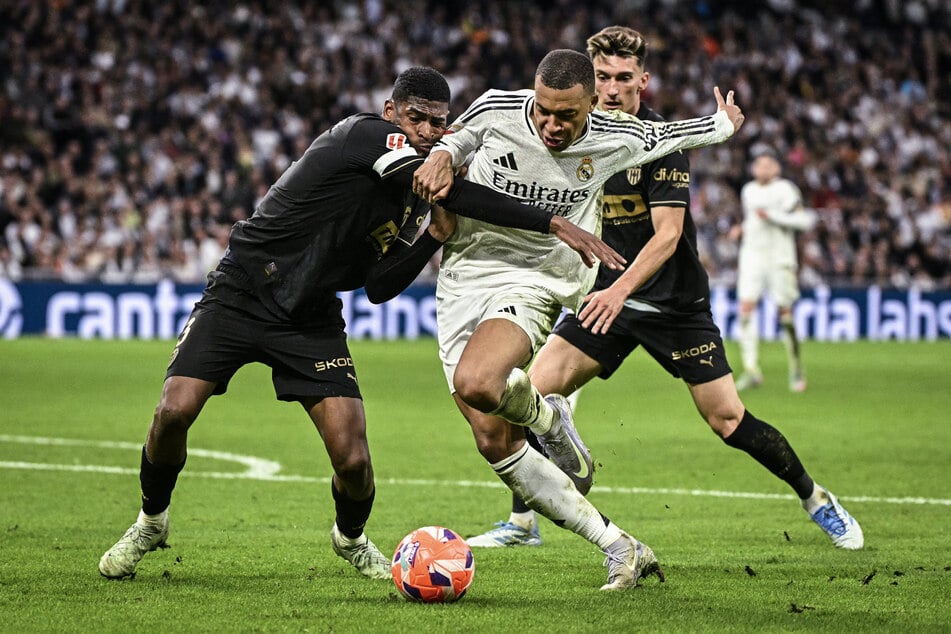 Cristhian Mosquera (20, l.), hier im Duell mit Real Madrids Superstar Kylian Mbappé (26), soll bei RB Leipzig hoch im Kurs stehen.
