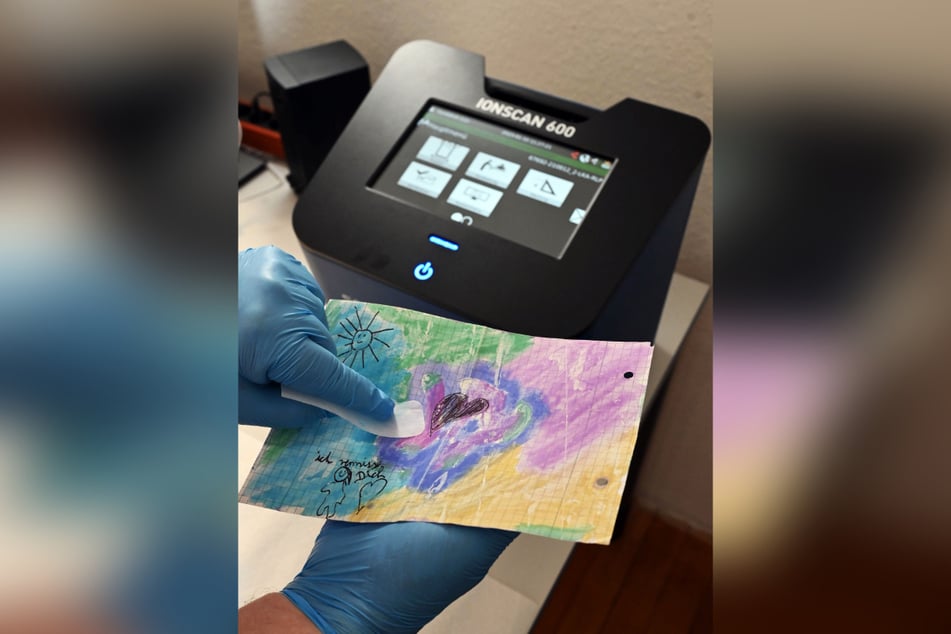 Das Bild, dessen Papier mit synthetischem Cannabinoid getränkt ist, war für einen Häftling bestimmt. Mittels eines Ionenscanners wurden in einer JVA die Drogen erkannt.