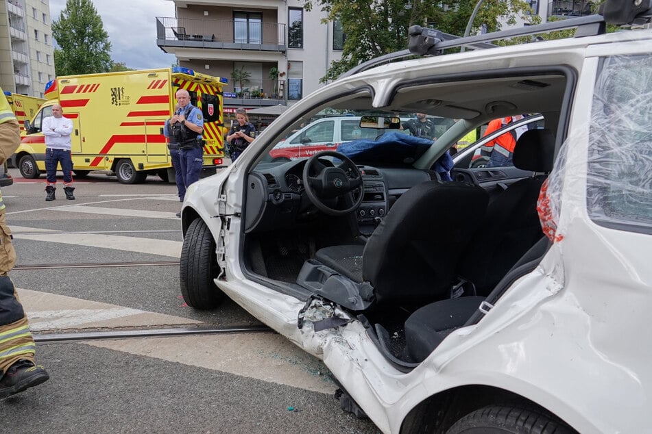 Škoda kracht am World Trade Center gegen Straßenbahn: Feuerwehr muss Fahrerin (68) befreien