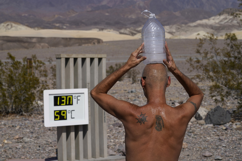 Bei einer Temperatur von 59 Grad kühlt sich ein Mann im "Death Valley"-Nationalpark in den USA mit einer mit Eiswasser gefüllten Plastikflasche auf dem Kopf ab.