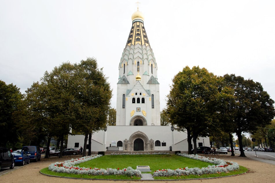 Die russisch-orthodoxe Kirche beeindruckt mit ihren prunkvollen goldenen Ornamenten.