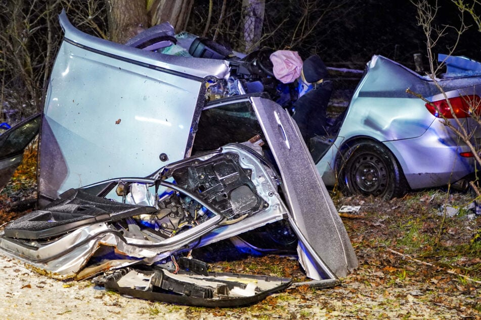 Die Feuerwehr musste den Mann aus dem Wagen schneiden, ein Notarzt konnte nur noch den Tod feststellen.