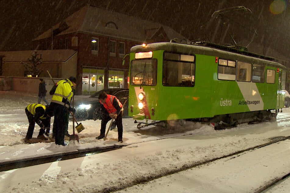 In Hannover ist eine Straßenbahn wegen des Winterwetters aus den Gleisen gesprungen. Verletzt wurde dabei niemand, der Zug sei inzwischen wieder auf die Gleise gesetzt worden.
