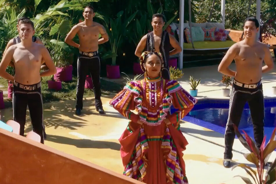 Die mexikanischen Folklore-Tänzer legen für die Jungs eine aufregende Show hin.