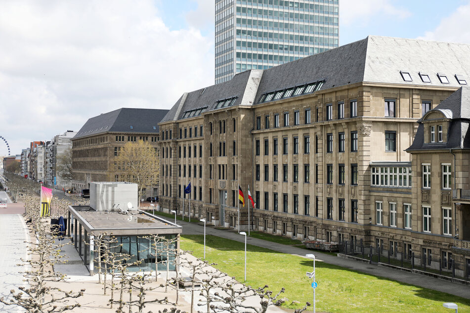 Die Staatskanzlei am Düsseldorfer Rheinufer ist der Sitz des Ministerpräsidenten von Nordrhein-Westfalen.