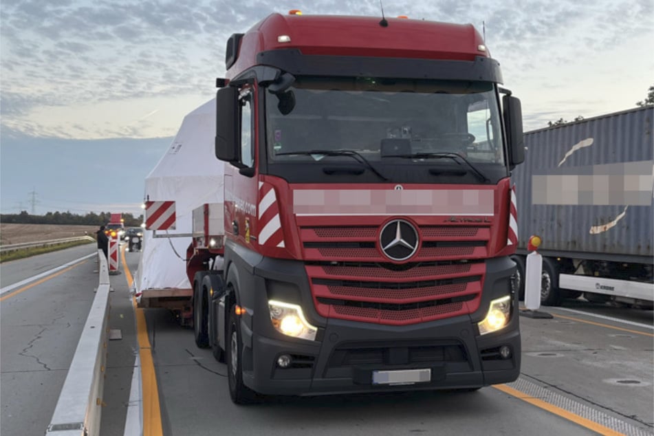 Der Fahrer des Transporters befürchtete, dass sein Fahrzeug zu breit für die Fahrbahn ist.