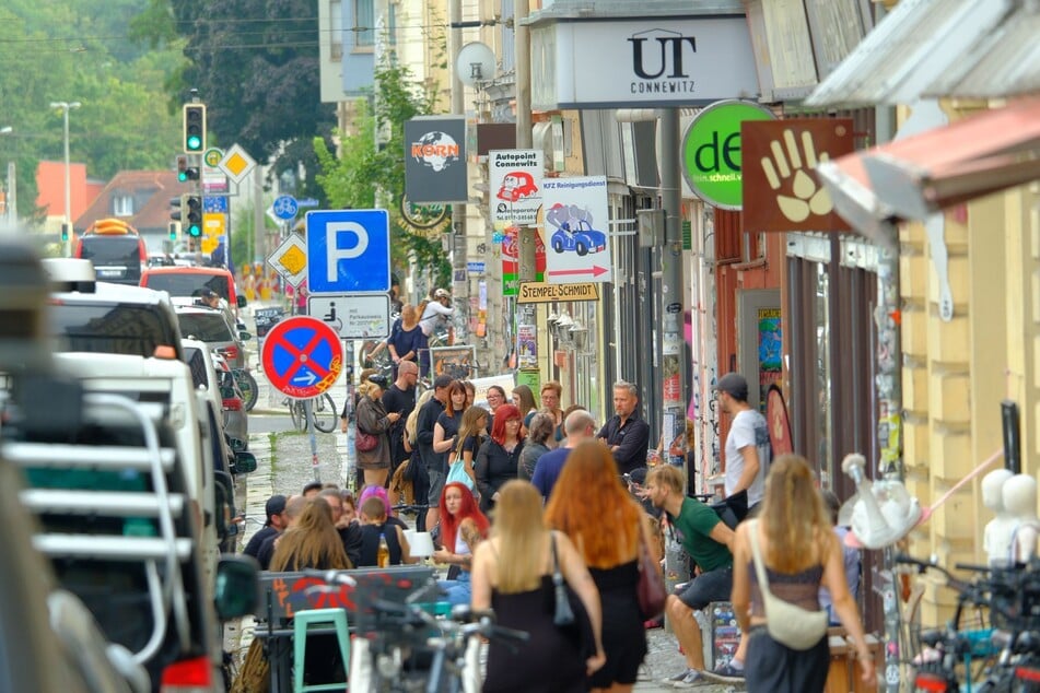 Eine etwa 100 Meter lange Schlange hat sich bereits am Nachmittag vor dem Leipziger Club gebildet.