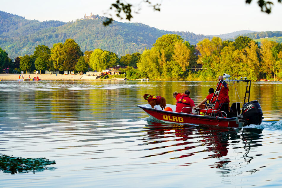 Mit mehreren Booten sowie Wasserortungshunden und Tauchern wurde stundenlang nach dem siebenjährigen Jungen im Bensheimer Badesee gesucht.