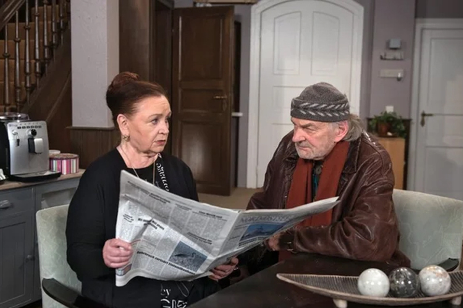 Claudia (Roswitha Dost) erkennt mit Hannes (Claus Dieter Clausnitzer), dass sie mit dem Vertrieb von "Melbafit" einem Betrug aufsitzt.