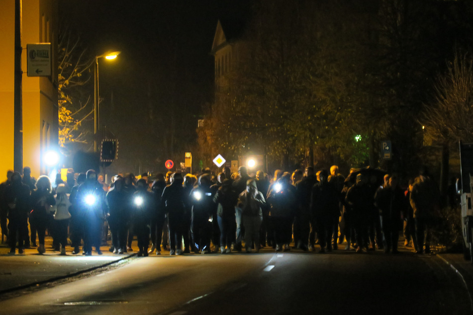 Die neuen Corona-Verordnungen in Sachsen stoßen auf Widerstand. So kam es bereits am Freitag zu ersten Demonstrationen, wie hier in Zwönitz.