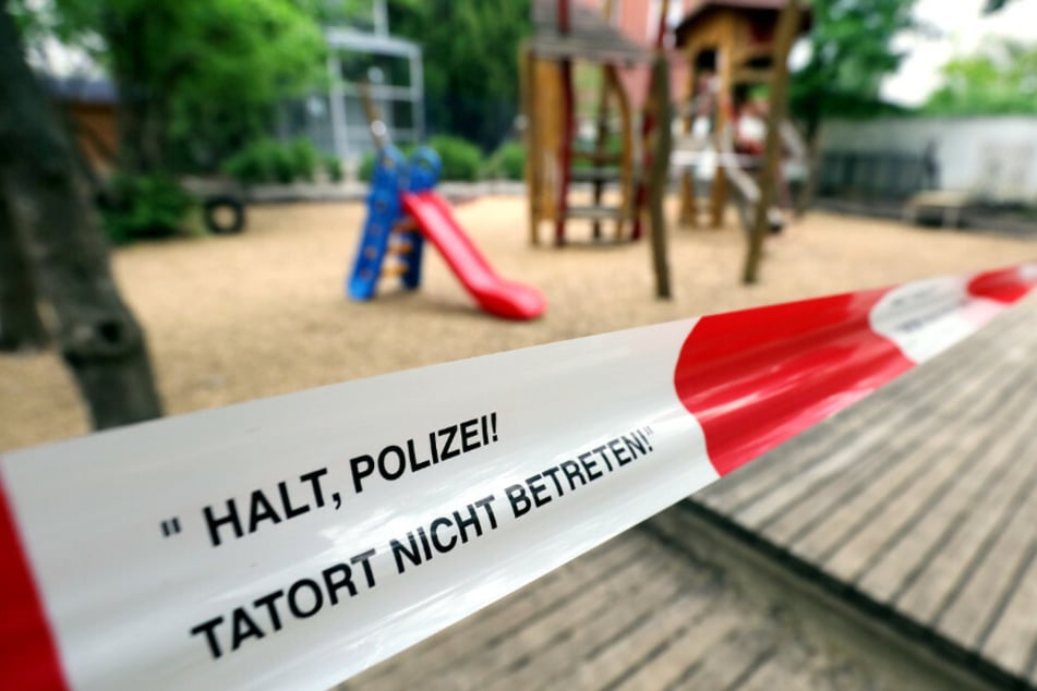 Mit einem Absperrband, das sonst nur bei der Polizeiarbeit Verwendung findet, ist in der Pestalozzi-Fröbel-Haus Kita im Bezirk Wilmersdorf während der Corona-Krise der Spielplatz gesichert.